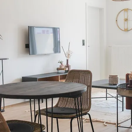 African-style - Stadtnah, Parkplatz, E-ladestation Fuer Auto & Fahrraeder, Gitterbox Fuer Fahrraeder, Fitnessstudio *